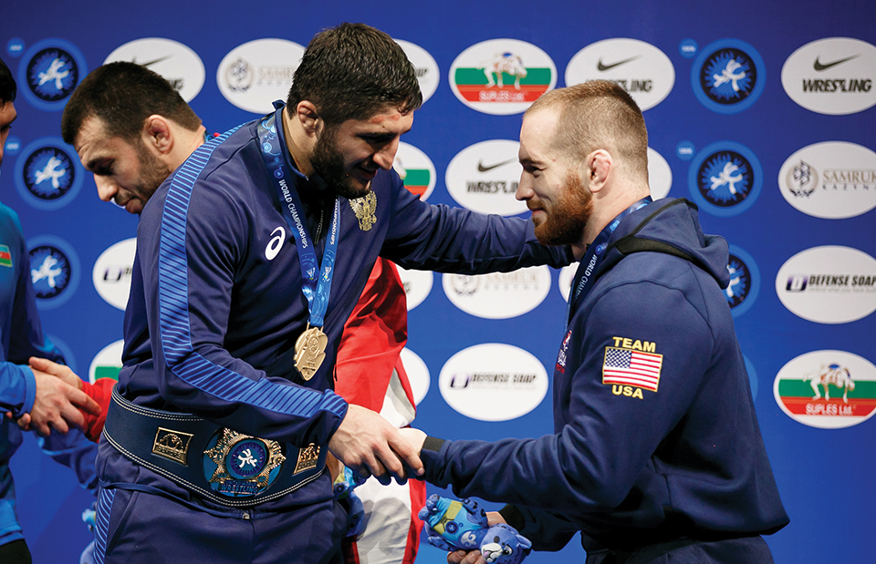 Campeão na Rio 2016, Kyle Snyder perde revanche do título mundial para o  russo Abdulrashid Sadulaev, luta olímpica